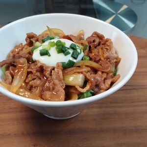 ゆの作ってみた!投稿(【10分de完成】野菜たっぷり♡やみつきダレde激うま豚丼♡)