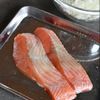 マスタードソースで食べる【秋鮭とゆめいころのコロッケ】の工程2