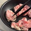 【ガッツリトンテキ丼】ワンパンで10分完成の工程1