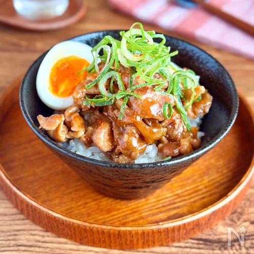 さっと作れる♪【豚こまと玉ねぎの甘辛丼】