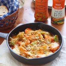 トマトガーリックで！ぷりぷりエビとアボカドのチーズ焼き