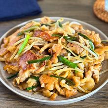 ご飯がすすむ！豚こまともやしのスタミナニラ炒め