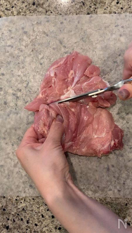 鳥部製作所の「キッチンスパッター」で鶏肉を切る