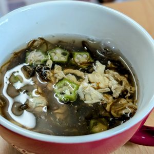 まゆのの作ってみた!投稿(油っこい料理にピッタリ《オクラともずくのかき玉汁》)