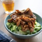 スタミナごはん　塩もみきゅうりと山椒香る豚こま照り焼き（丼）