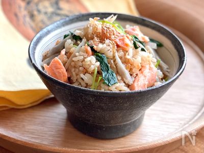 豊かな香りふわっ】新ごぼうと塩鮭の炊き込みごはん | レシピ