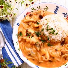 【ひと鍋レシピ】 チキントマトストロガノフ