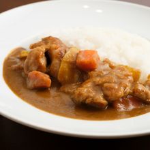 40年以上愛されたお店の味。シェフ直伝の看板チキンカレー