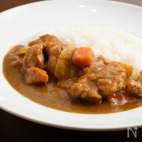 40年以上愛されたお店の味。シェフ直伝の看板チキンカレー