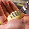 外はカリっ中はモチモチ!手が止まらないモチモチポテトの工程5