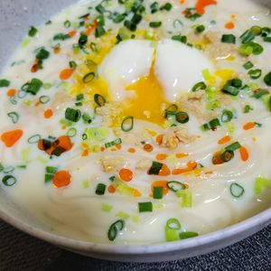 ヴェルの作ってみた!投稿(火を使わない！簡単混ぜるだけ！白だし豆乳うどん温玉のせ)
