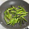 さっと作れてあと一品に♪【アスパラのおかかバター炒め】の工程2