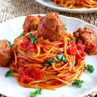 クリスマスに!フライパンひとつで簡単♪ミートボールのごちそうトマトパスタ