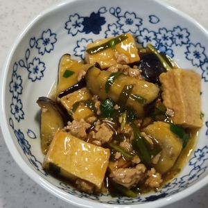 ひろりぃの作ってみた!投稿(［なすと絹厚揚げのニラそぼろ三杯酢餡］ボリューム・コスパ最強)