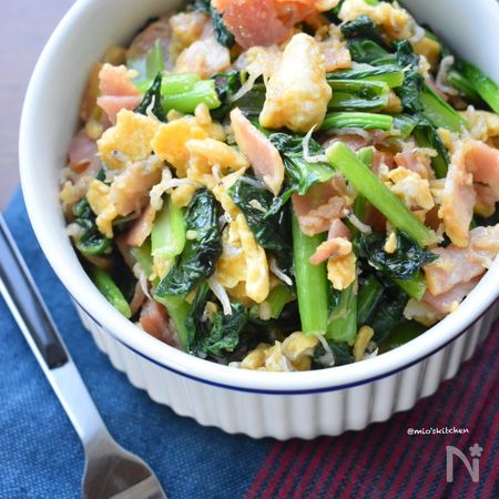 5分de完成 旨味たまらん 小松菜とベーコンのめんバター炒め By 美桜 レシピサイト Nadia ナディア プロの料理家のおいしいレシピ