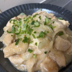 まりnyaの作ってみた!投稿(ワンパン10分！【鶏むね肉と玉ねぎの味噌炒め】ご飯すすむ♩)
