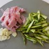 簡単&絶品【アスパラとベーコンのペペロンチーノ】の工程1