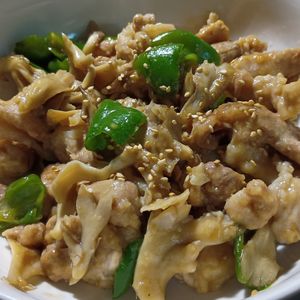 ひろりぃの作ってみた!投稿(豚と舞茸とピーマンの生姜焼き♩火も包丁もやる気も不要！ズボラ)