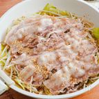 そのまま食卓へ！豚バラともやきゃべのごまポンかけ