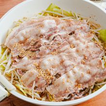 そのまま食卓へ！豚バラともやきゃべのごまポンかけ
