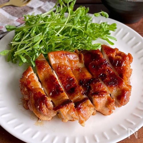 漬けて焼くだけでご飯がすすむ！「鶏もも肉の味噌醤油漬け焼き」