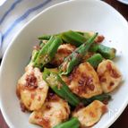 たれが絶品！柔らか胸肉とオクラの梅おかか和え