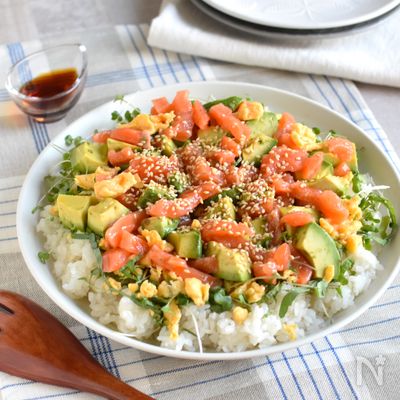 簡単華やか!サーモンとアボカドのちらし寿司*