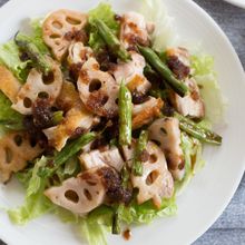 『和風おろしドレッシングで。チキンとれんこんのサラダ』