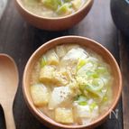 ポカポカ！崩し豆腐とねぎと油揚げの生姜味噌スープ