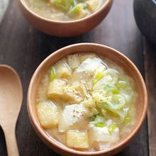 ポカポカ！崩し豆腐とねぎと油揚げの生姜味噌スープ