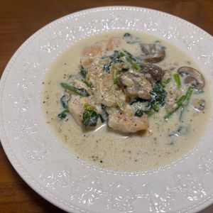 こむぎの作ってみた!投稿(【鶏肉とほうれん草のヘルシークリーム煮】主食の材料はお好みで)