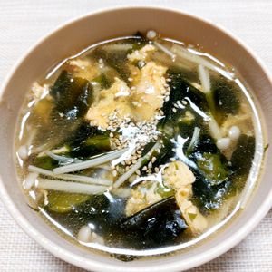 よっこの作ってみた!投稿(おかわりしたくなる【えのきとわかめの卵スープ】)