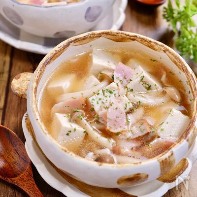 何度も食べたい『ベーコンとしめじと豆腐のコンソメ醤油スープ』