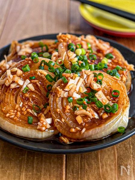 薬味ソースが絶品《焼き玉ねぎ♡サラダ》