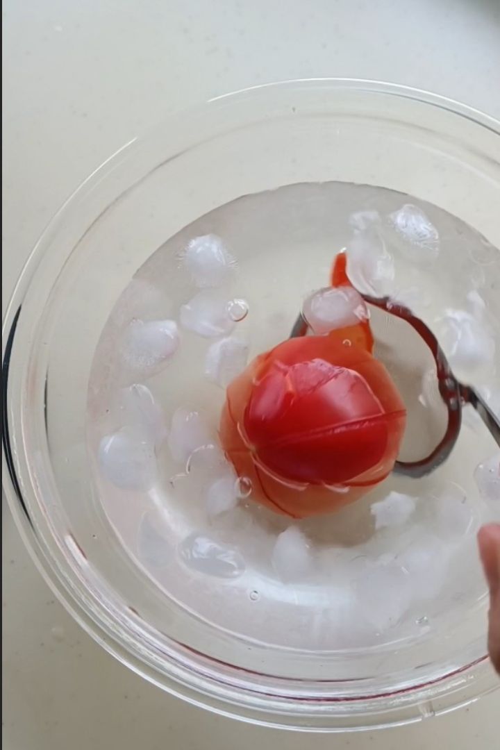 冷やしトマト。 主婦の間でバズった冷たいトマトレシピ火を使わず3分で完成