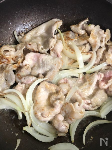 豚肉に焼き色が付いた状態