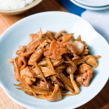食物繊維たっぷり！ごぼう、豚肉、きのこのピリ辛炒め