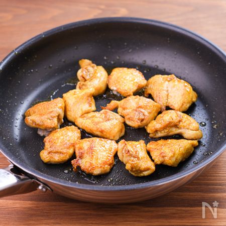 鶏むね肉に片栗粉をまぶし、フライパンで焼く