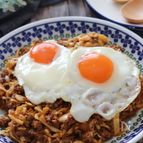 半熟目玉焼きと共に♡キャベツたっぷりひき肉のデミグラ炒め
