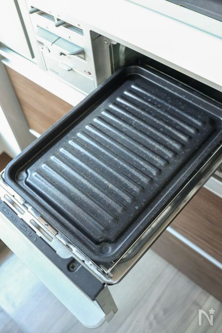グリル内に焼魚トレーを入れたところ