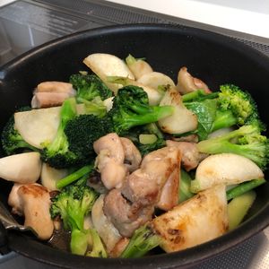 モジャネコの作ってみた!投稿(ごはんにもお酒にも♩鶏肉とかぶのうま塩炒め)