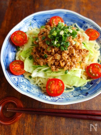 彩り野菜のサラダジャージャー麺