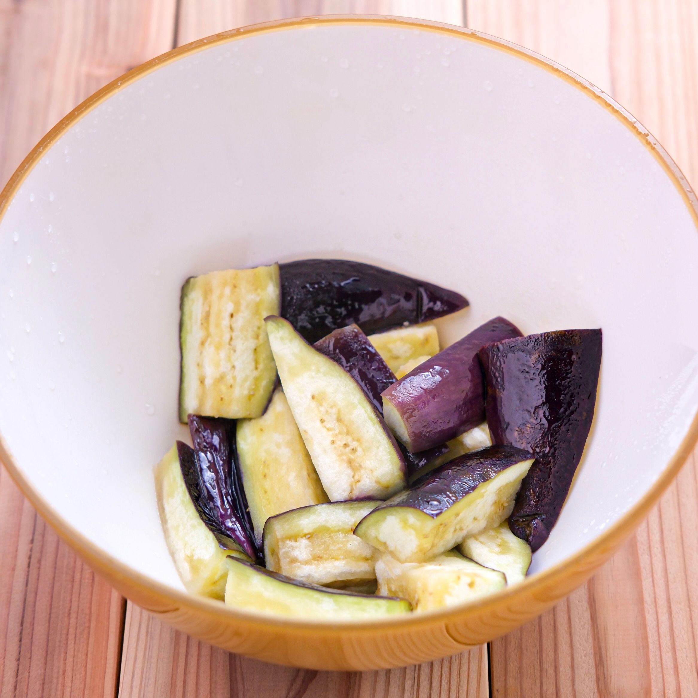 なすの胡麻味噌和え】レンジで作れる簡単常備菜♩ | レシピサイトNadia