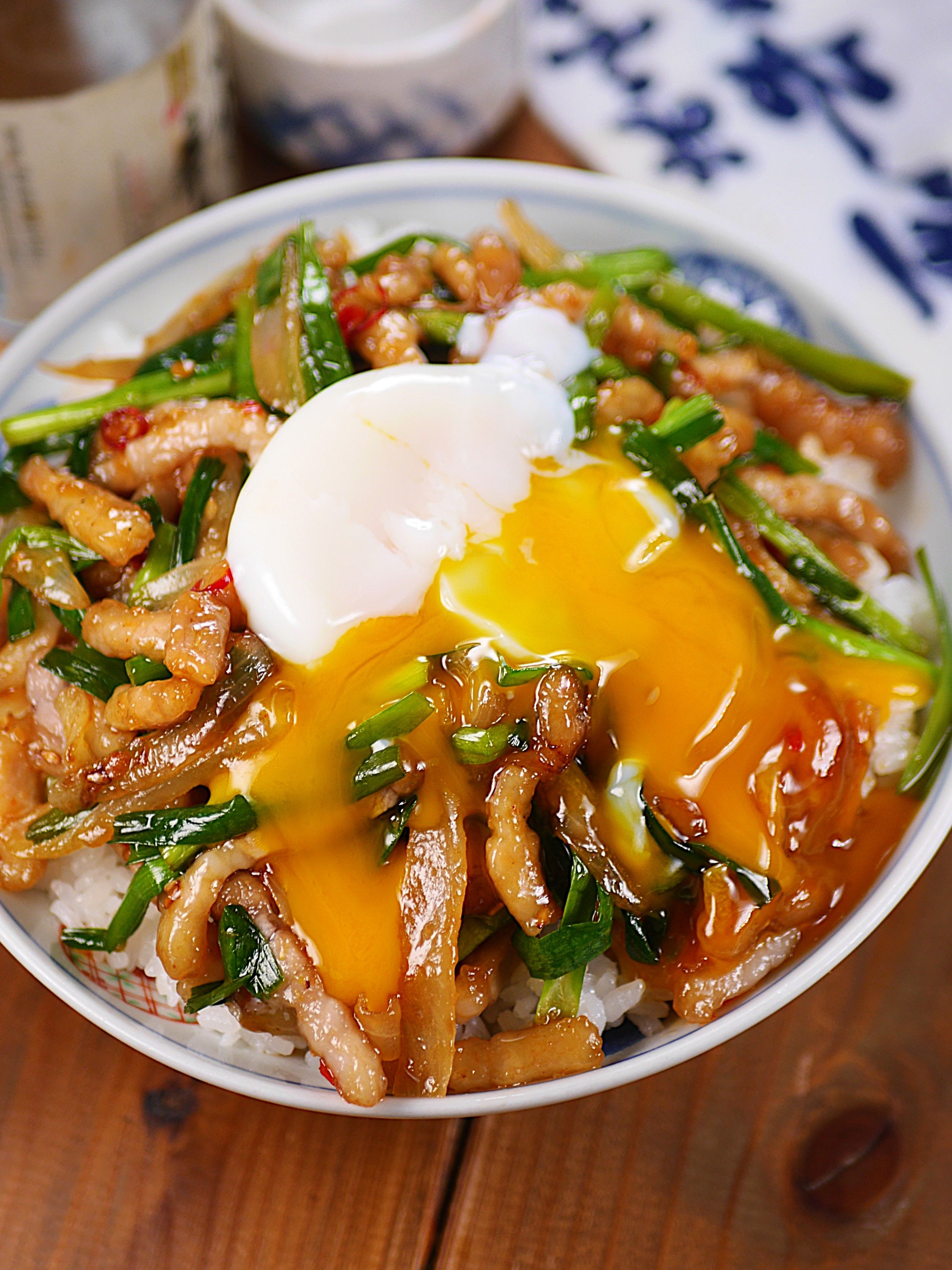 行列のどんぶり亭の🍚タレを極めた⭐豚にら焼肉スタミナ丼🤩 | レシピ