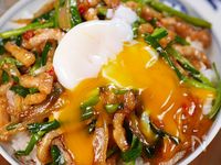 行列のどんぶり亭の🍚タレを極めた⭐豚にら焼肉スタミナ丼🤩