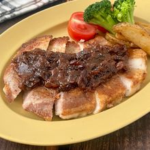 コクうま！『酒粕レーズンソースのポークステーキ』