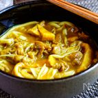 蕎麦屋さんのカレーにも負けません！【だし香るカレーうどん】