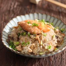秋鮭と舞茸の炊き込みご飯／食材３品