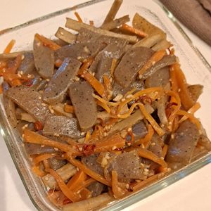 mayuの作ってみた!投稿(腸活作り置き副菜【こんにゃくごぼうにんじんの味噌炒め】)
