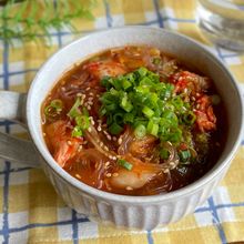 カップに入れてチンするだけ♪簡単すぎる「キムチ春雨スープ」